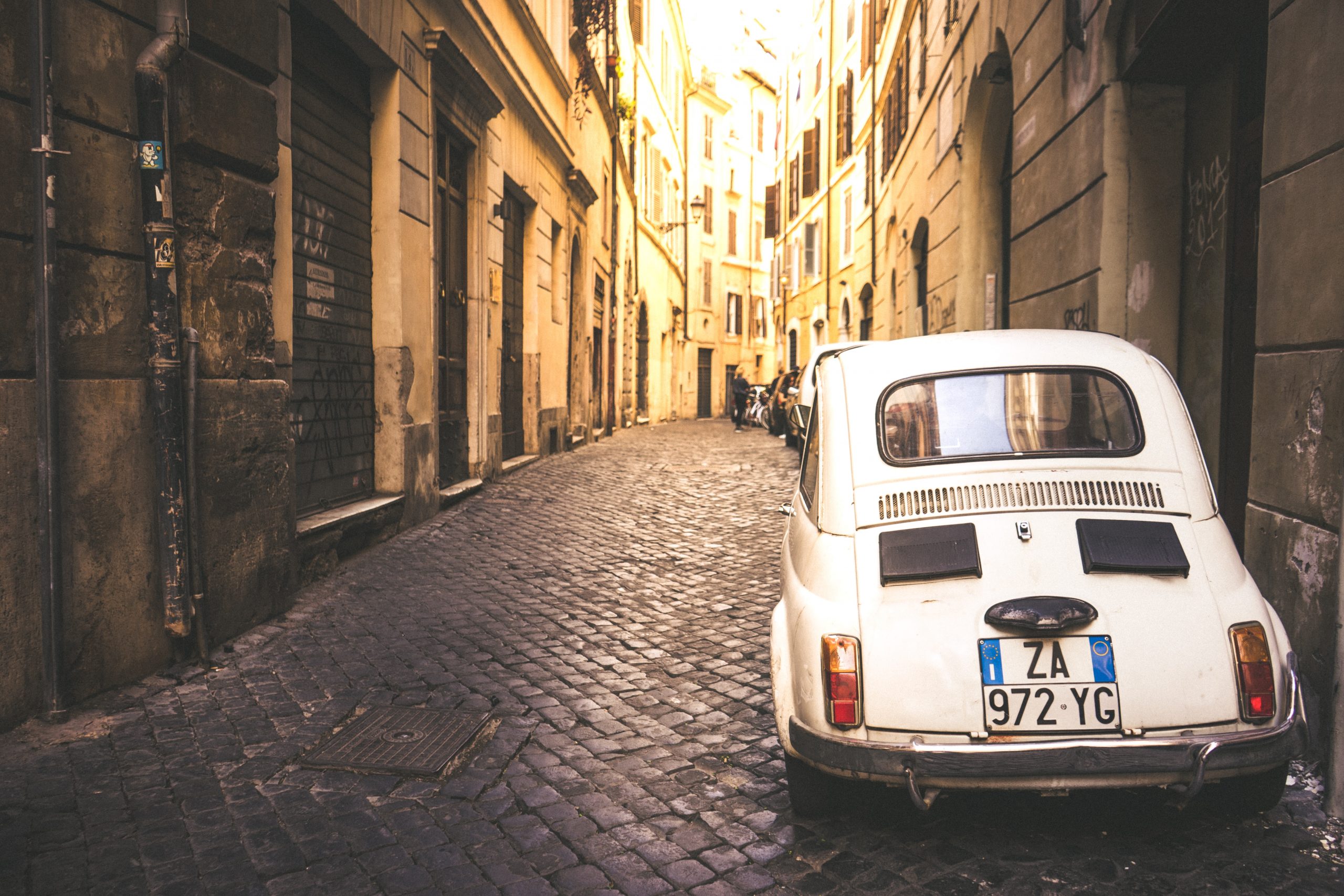 Fiat 500 on italian streets for Brads Backpack Travel Blog