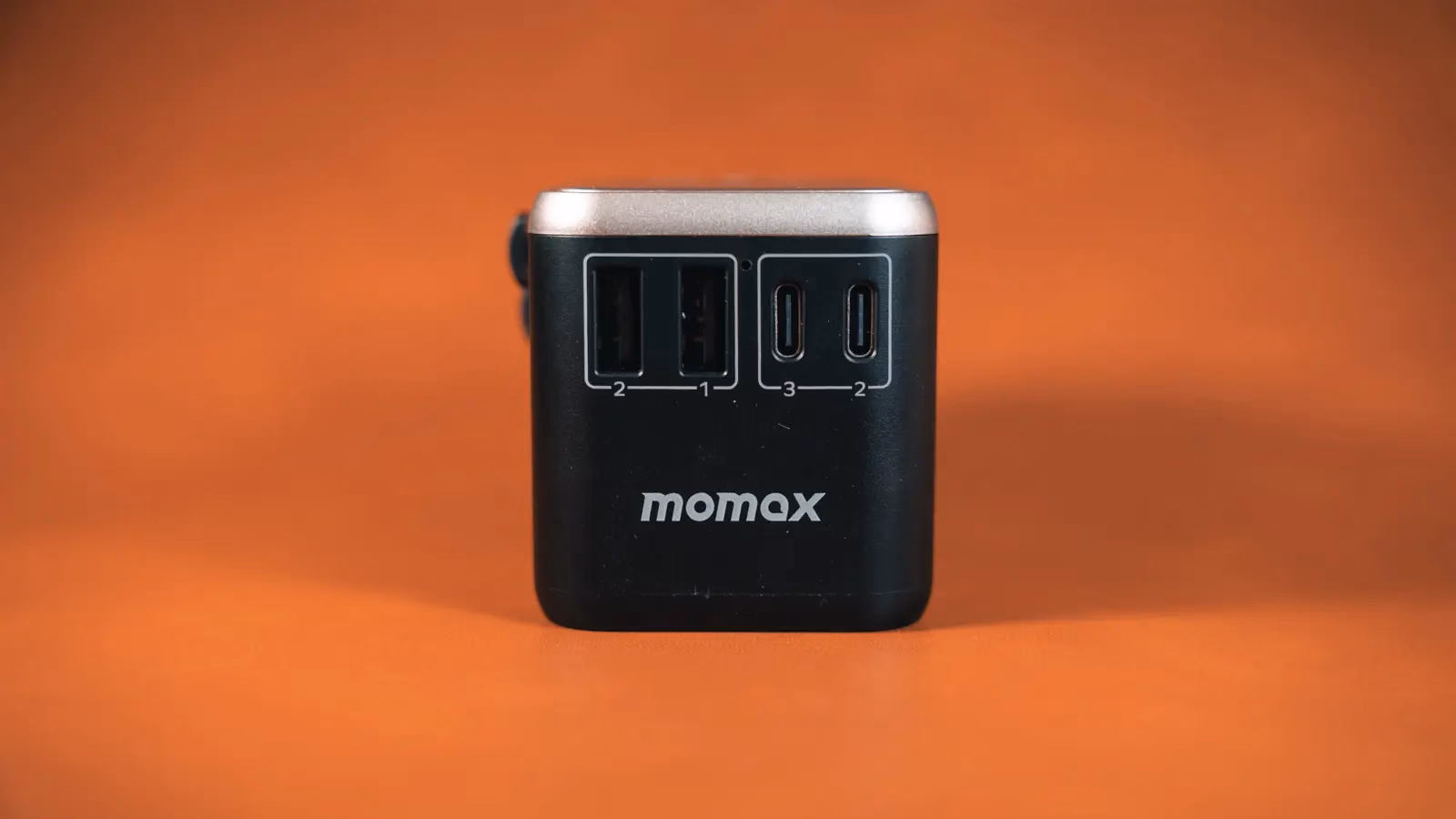 Momox 70W International Charger USB A and USB C ports
