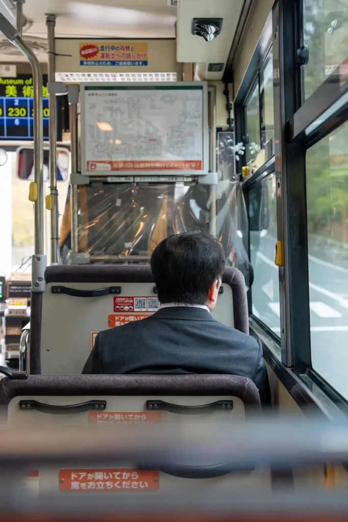 Hakone_Bus_2x3 Bus in Hakone