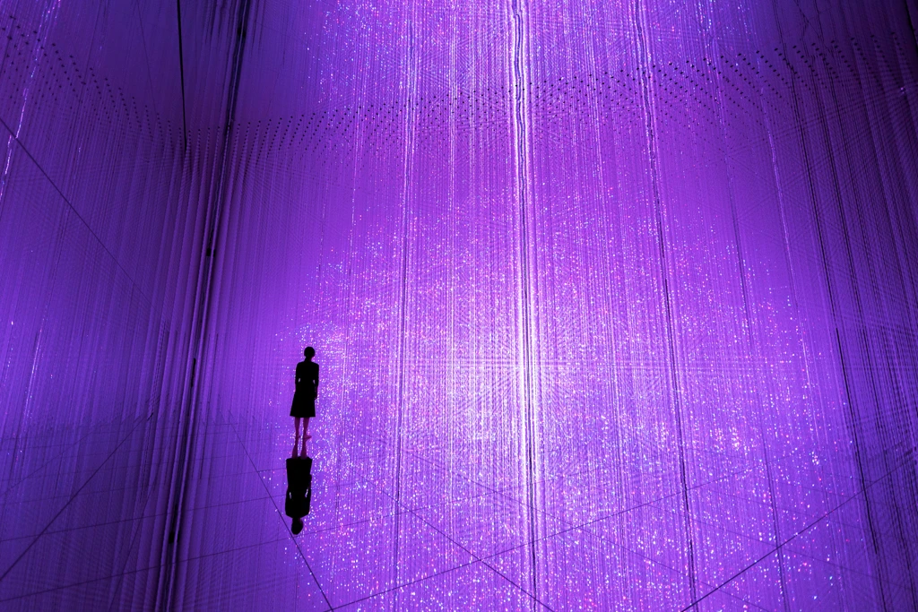teamLab, The Infinite Crystal Universe © teamLab