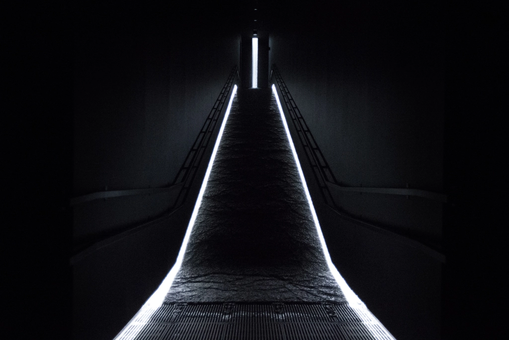 Waterfall of Light Particles at the Top of an Incline_01-2